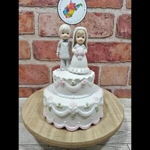 1983 LEFTON Bride & Groom Cake Porcelain Music Box Plays We've Only Just Begun